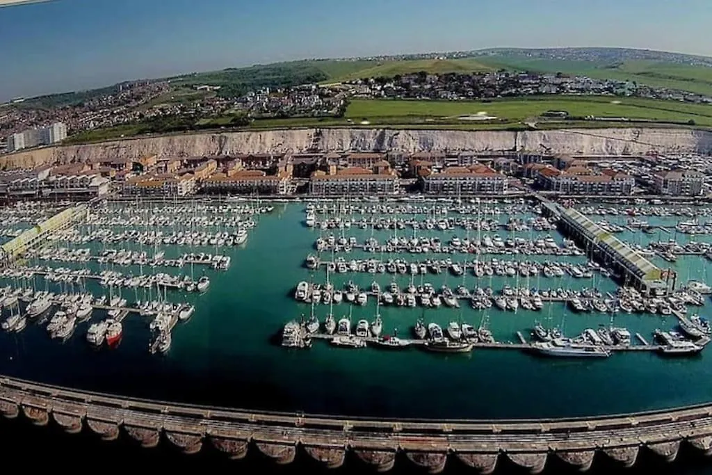 Marina Waves Apartment- Brighton, Free Parking, Patio, Ground-Floor Holiday Home, Sleeps 3
