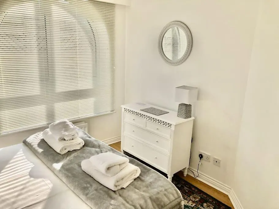 Marina Waves Apartment- Brighton, Free Parking, Patio, Ground-Floor Holiday Home, Sleeps 3