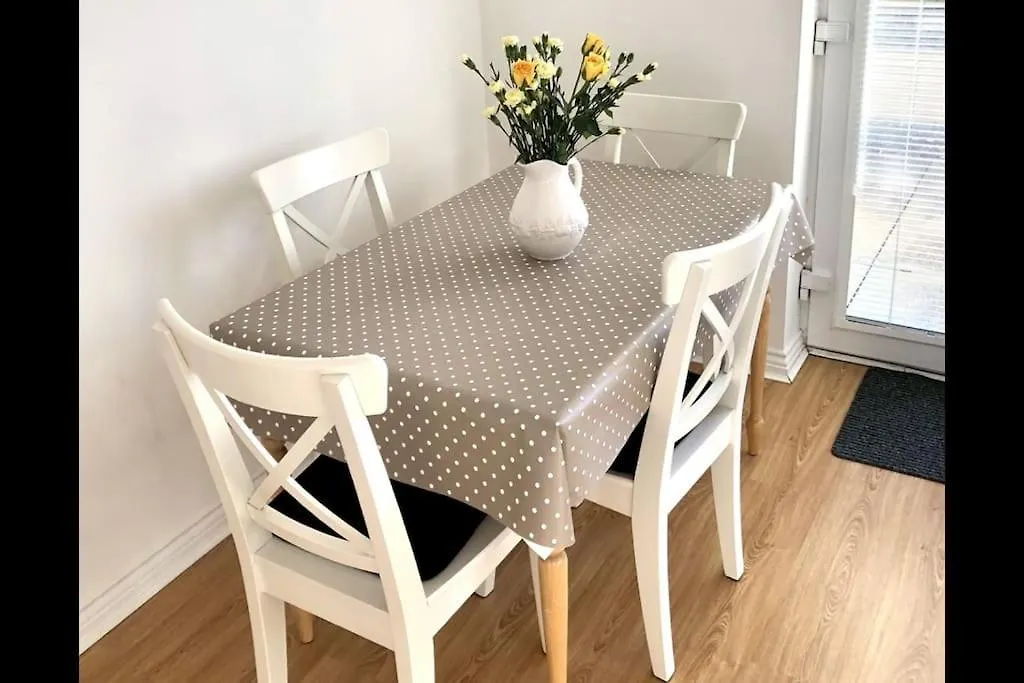 Marina Waves Apartment- Brighton, Free Parking, Patio, Ground-Floor Holiday Home, Sleeps 3 0*, 브라이턴 영국
