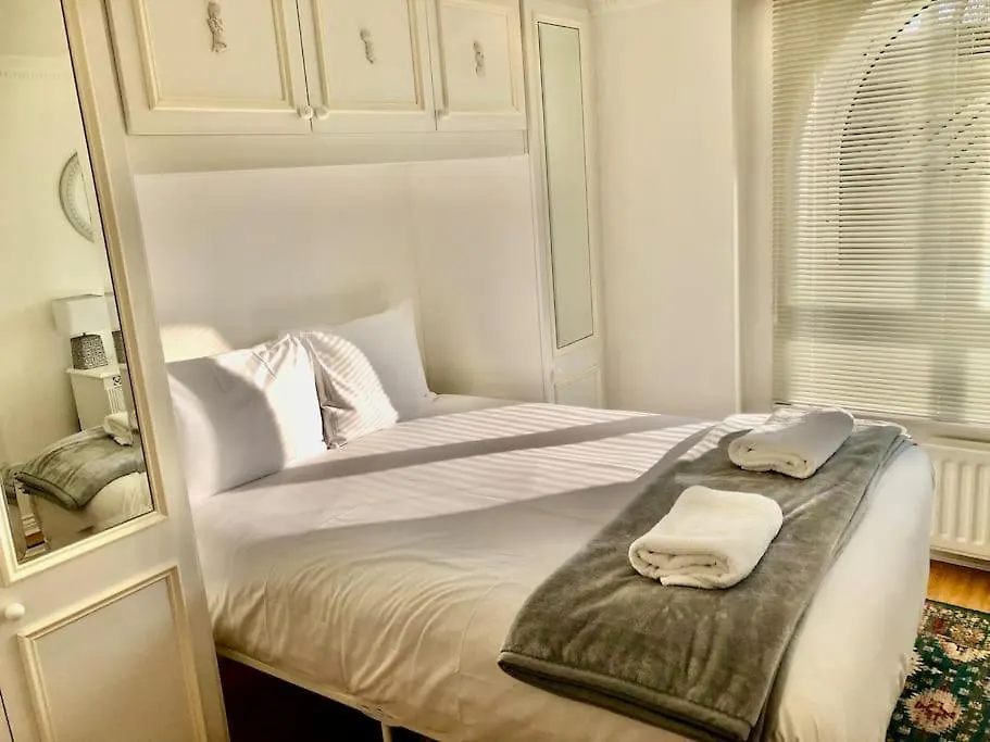 Marina Waves Apartment- Brighton, Free Parking, Patio, Ground-Floor Holiday Home, Sleeps 3 브라이턴