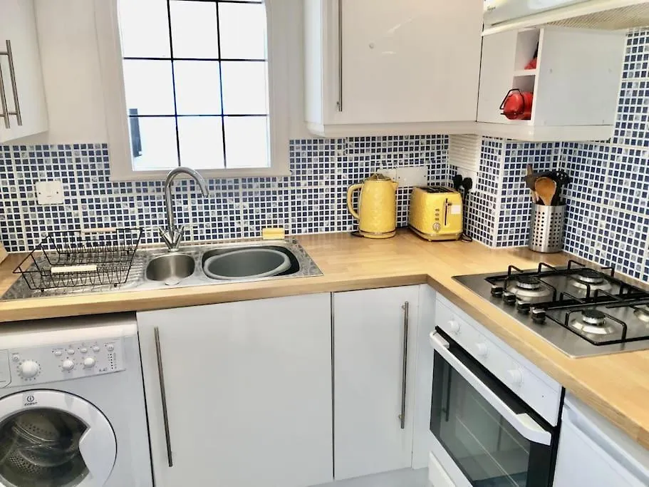 Marina Waves Apartment- Brighton, Free Parking, Patio, Ground-Floor Holiday Home, Sleeps 3 0*, 브라이턴