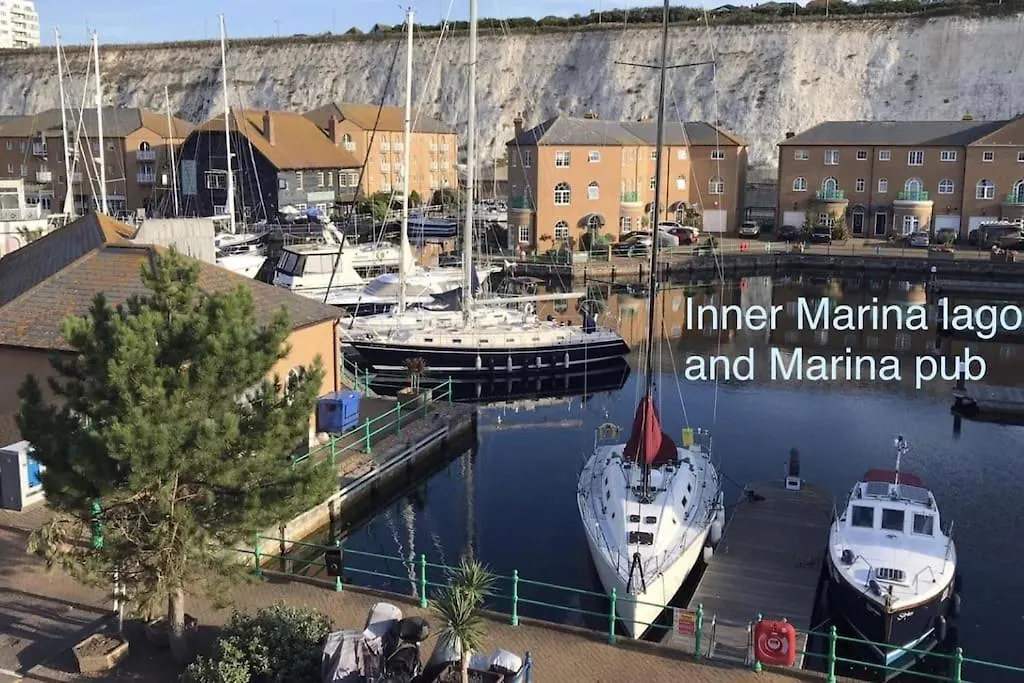 Marina Waves Apartment- Brighton, Free Parking, Patio, Ground-Floor Holiday Home, Sleeps 3 0*, 브라이턴 영국