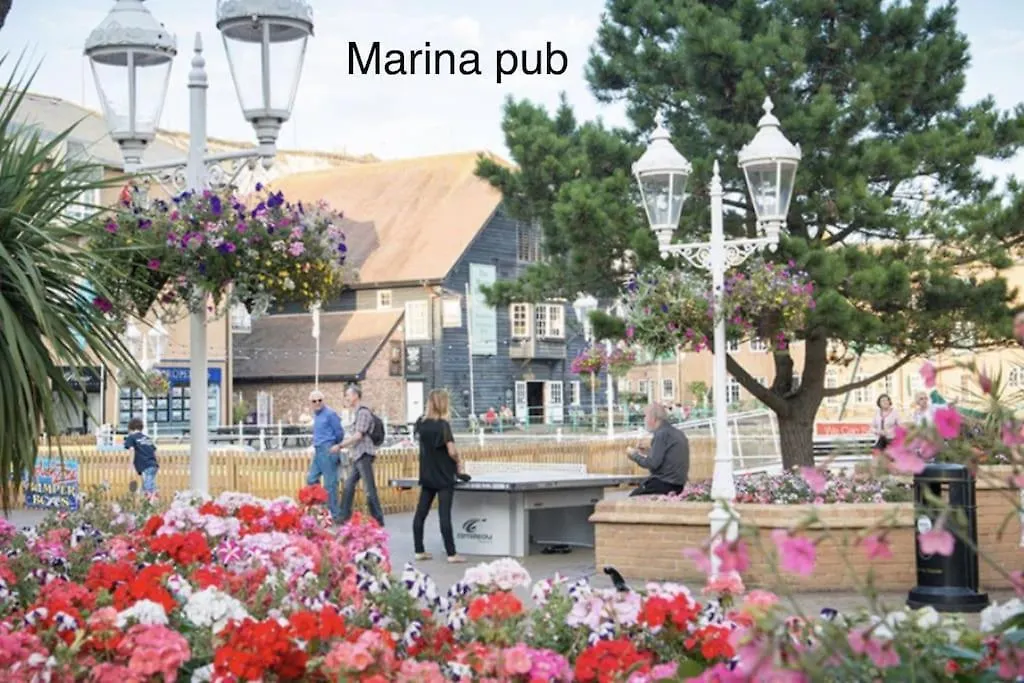 아파트 Marina Waves Apartment- Brighton, Free Parking, Patio, Ground-Floor Holiday Home, Sleeps 3 영국