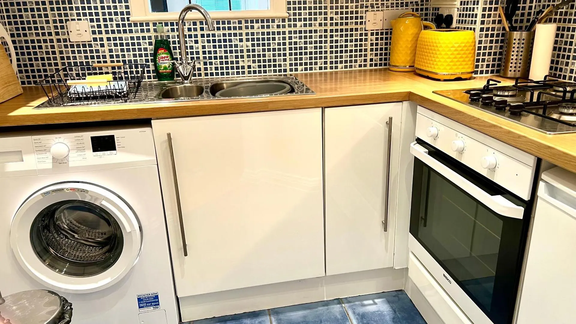 Marina Waves Apartment- Brighton, Free Parking, Patio, Ground-Floor Holiday Home, Sleeps 3 영국