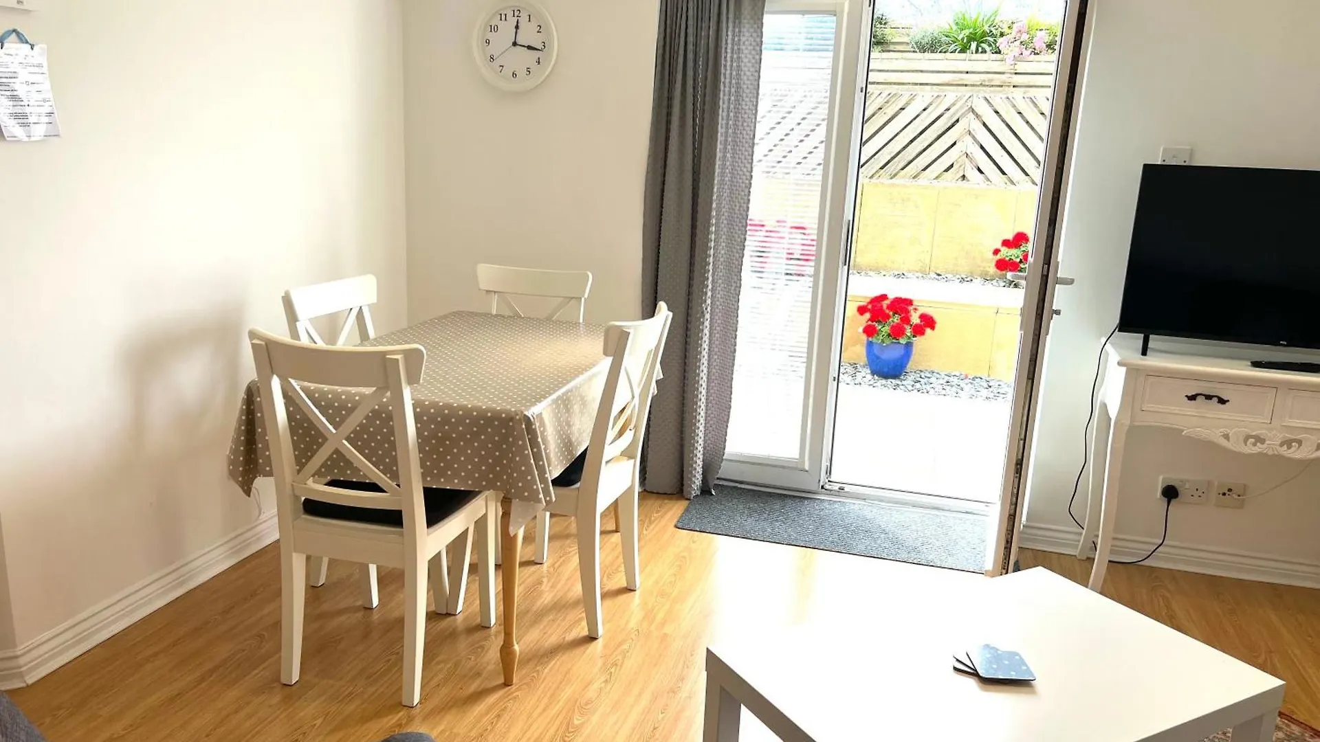 Marina Waves Apartment- Brighton, Free Parking, Patio, Ground-Floor Holiday Home, Sleeps 3 브라이턴