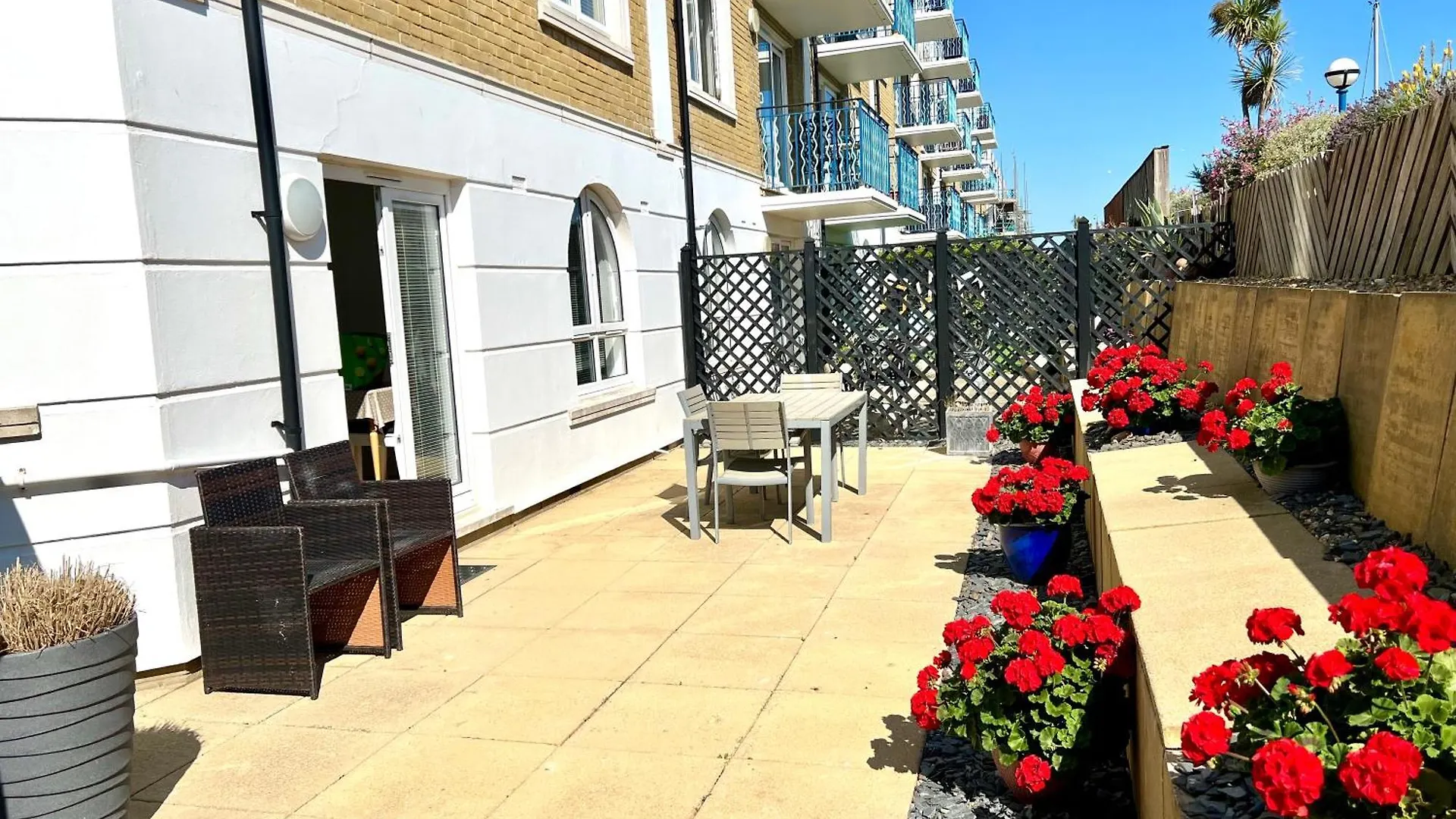 Marina Waves Apartment- Brighton, Free Parking, Patio, Ground-Floor Holiday Home, Sleeps 3 0*, 브라이턴 영국