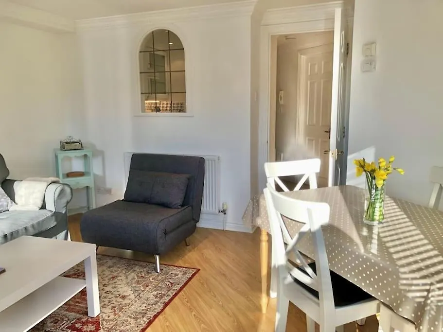 Marina Waves Apartment- Brighton, Free Parking, Patio, Ground-Floor Holiday Home, Sleeps 3 英国