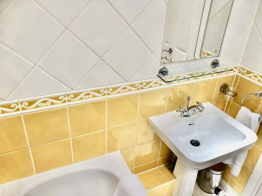 Marina Waves Apartment- Brighton, Free Parking, Patio, Ground-Floor Holiday Home, Sleeps 3 0*, 布赖顿
