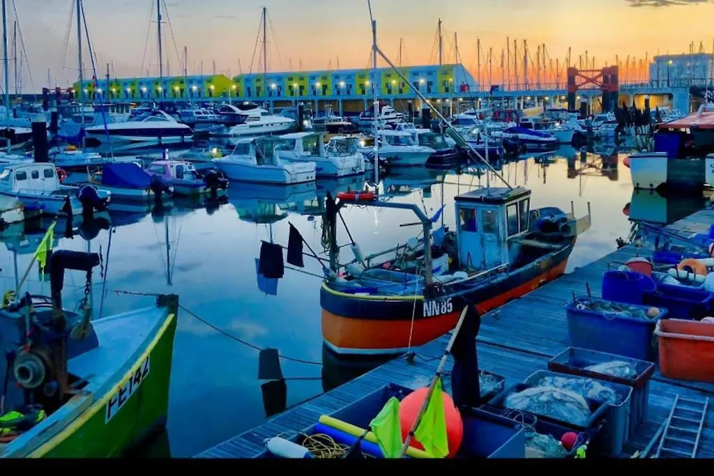 Marina Waves Apartment- Brighton, Free Parking, Patio, Ground-Floor Holiday Home, Sleeps 3 英国