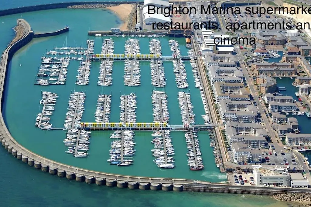 Marina Waves Apartment- Brighton, Free Parking, Patio, Ground-Floor Holiday Home, Sleeps 3 0*, 布赖顿