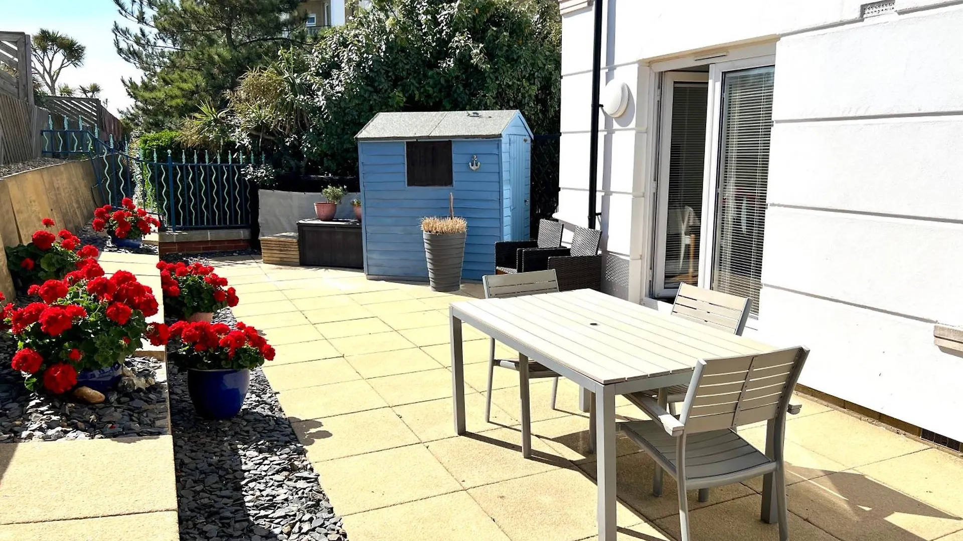 Marina Waves Apartment- Brighton, Free Parking, Patio, Ground-Floor Holiday Home, Sleeps 3